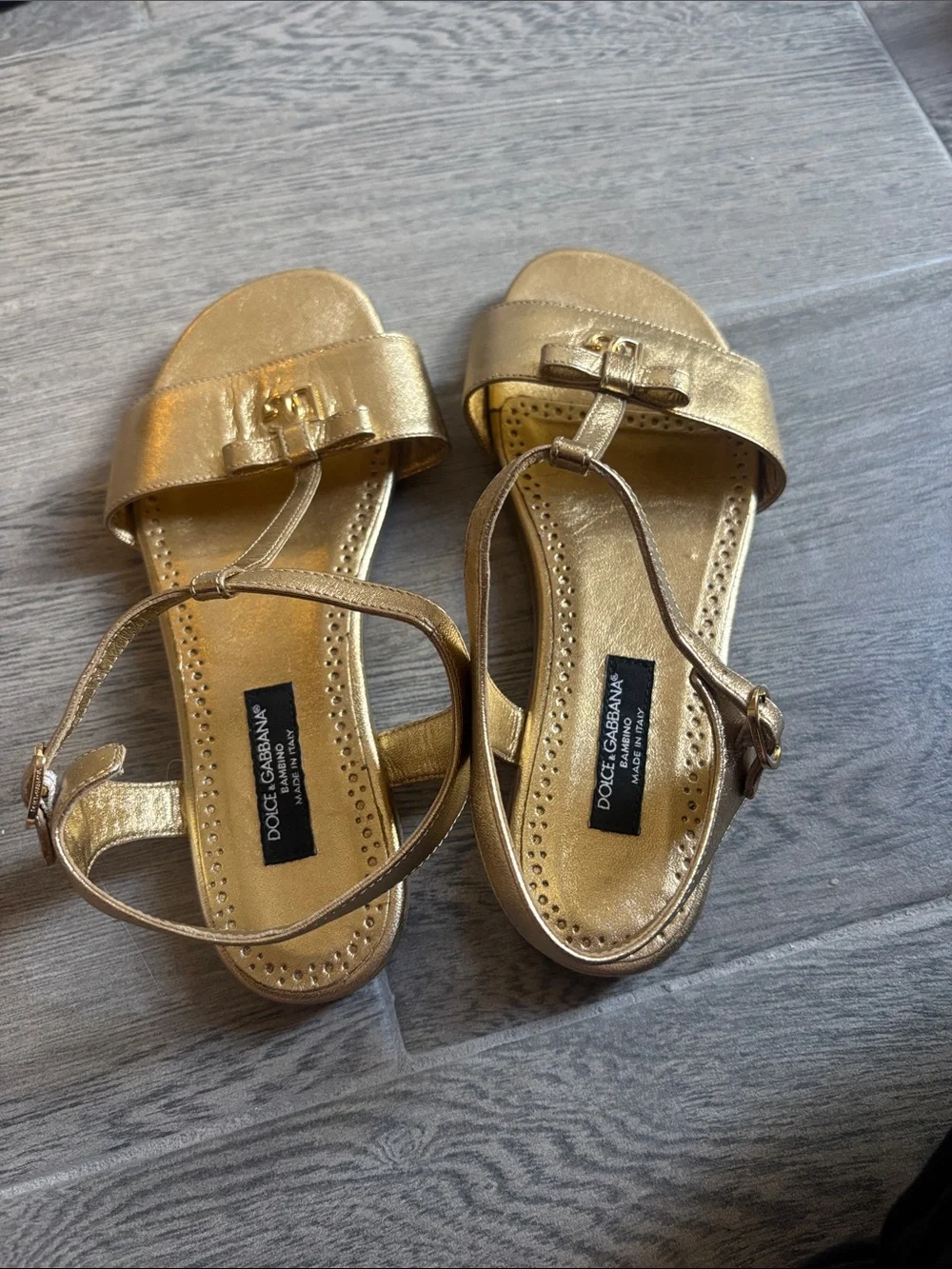 Dolce & Gabbana kids Metallic Gold Leather T-Strap Sandals size 1.5 (33)